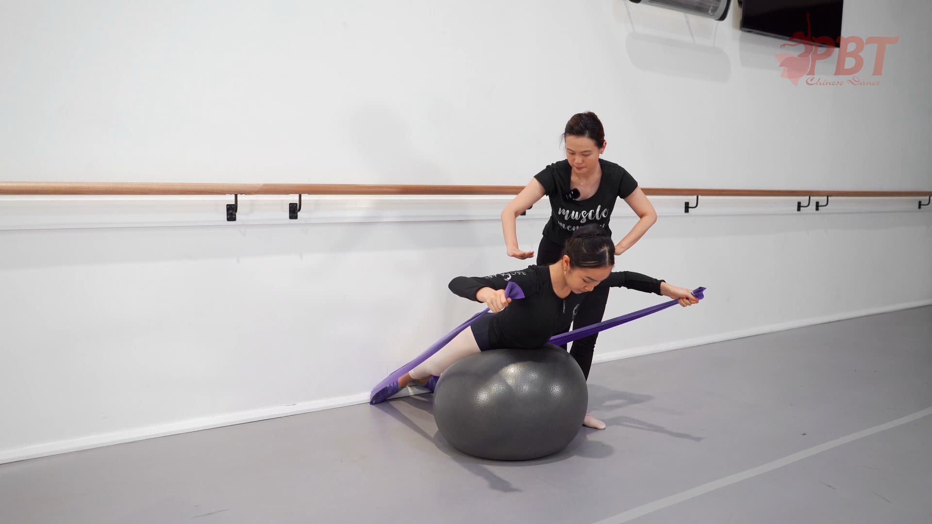 激活背部和背阔肌