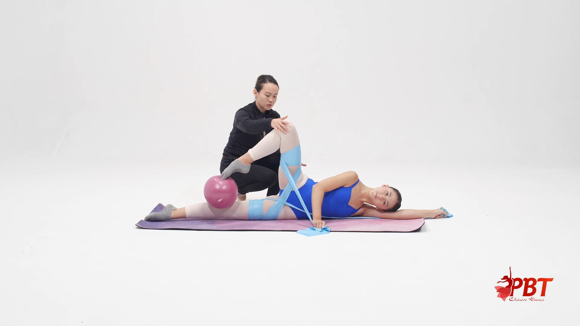 弹力带吸腿练习